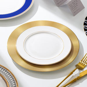 <span class=keywords><strong>Service</strong></span> de vaisselle en <span class=keywords><strong>porcelaine</strong></span> de style luxe assiettes rondes avec bord doré assiette décorative en céramique avec bord doré plats élégants - Product Image 3