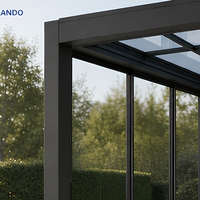 Pergola à lames gris foncé avec stores enrouleurs et moustiquaires pour cour et terrasse de villa