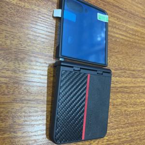 POLO Étui en cuir PU de style professionnel pour Flip 7 avec texture en fibre de carbone, protection de charnière et protection d'écran - Product Image 3