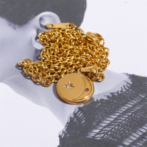 Collares al por mayor con colgante redondo de oro PVD y circonitas de sol y luna para mujer - Product Image 5