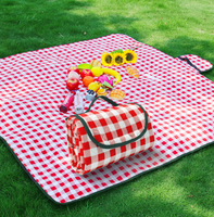 Couverture de pique-nique imperméable en gros Tapis de voyage pliable sans sable personnalisé Couverture de plage multicouche avec sangles
