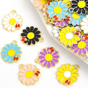 Breloque émaillée Ladybug Daisy Bloom en alliage doré, pendentif fleur pour sacs fourre-tout et accessoires de jardin de printemps - Product Image 1
