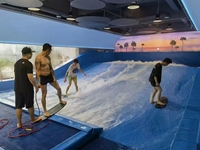 Simulateur de surf à double vague en acier bleu clair de haute qualité pour parcs aquatiques commerciaux intérieurs/extérieurs