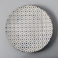 Assiette de présentation ronde en porcelaine rouge à motif géométrique en treillis sous glaçure pour la décoration de table à la maison et au restaurant