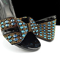 Ensemble tendance été 2025 : Chaussures et sacs assortis bleus élégants italiens pour femme – Sandales à talons hauts avec sac cylindrique orné de strass – Robes de bal 2025