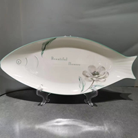 Assiette en céramique moderne en forme de poisson avec glaçure lisse et lignes propres pour servir des apéritifs de sushi ou un dessert