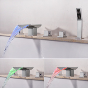 Grifo de Bañera y <span class=keywords><strong>Ducha</strong></span> Hongdec Moderno de <span class=keywords><strong>Tres</strong></span> Manijas, Montado en el Suelo, de Latón Pulido, con Tecnología LED Sense y Cascada, de 5 Orificios - Product Image 2