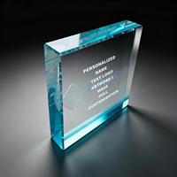 Plaque carrée en cristal Neelpure, motif monogramme gravé au laser 3D avec base bleu clair, récompense