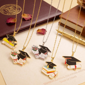 Collier Jietao en acier inoxydable hypoallergénique plaqué or 18 carats avec pendentif émail chapeau de diplômé et bouquet, cadeau pour étudiants - Product Image 5