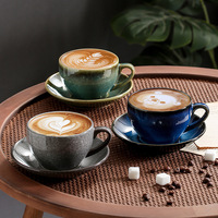 Ensemble tasse et soucoupe à café en céramique de style vintage avec un design fantaisie en relief pour l'art du latte, poignée, capacité de 300 ml pour l'espresso et le thé