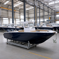 Bateau de pêche confortable et robuste en aluminium avec console centrale, double moteur et direction hydraulique pour la pêche en mer et la pêche commerciale