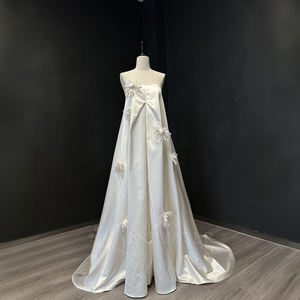 Robe de mariée moderne NT44 à col bateau long en satin, avec appliques en dentelle et broderies de cristaux, fleurs 3D, coupe trapèze et traîne chapelle - Product Image 4