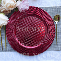 13 pouces vente en gros fête banquet rond en plastique géométrie rouge table mariage chargeur assiettes pour dîner réception