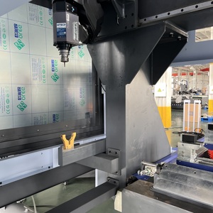 Centre de découpe et de fraisage de profilés en aluminium à 5 axes Utools, machine automatique pour la fabrication de cadres de fenêtres en aluminium - Product Image 4