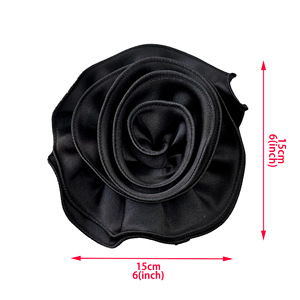 ดอกไม้ปักลายดอกไม้ขนาดใหญ่ผ้าโพลีเอสเตอร์สีแดงสำหรับติดช่อดอกไม้แบบไม่สม่ำเสมอสำหรับติดเสื้อมีระบายแบบ3D
