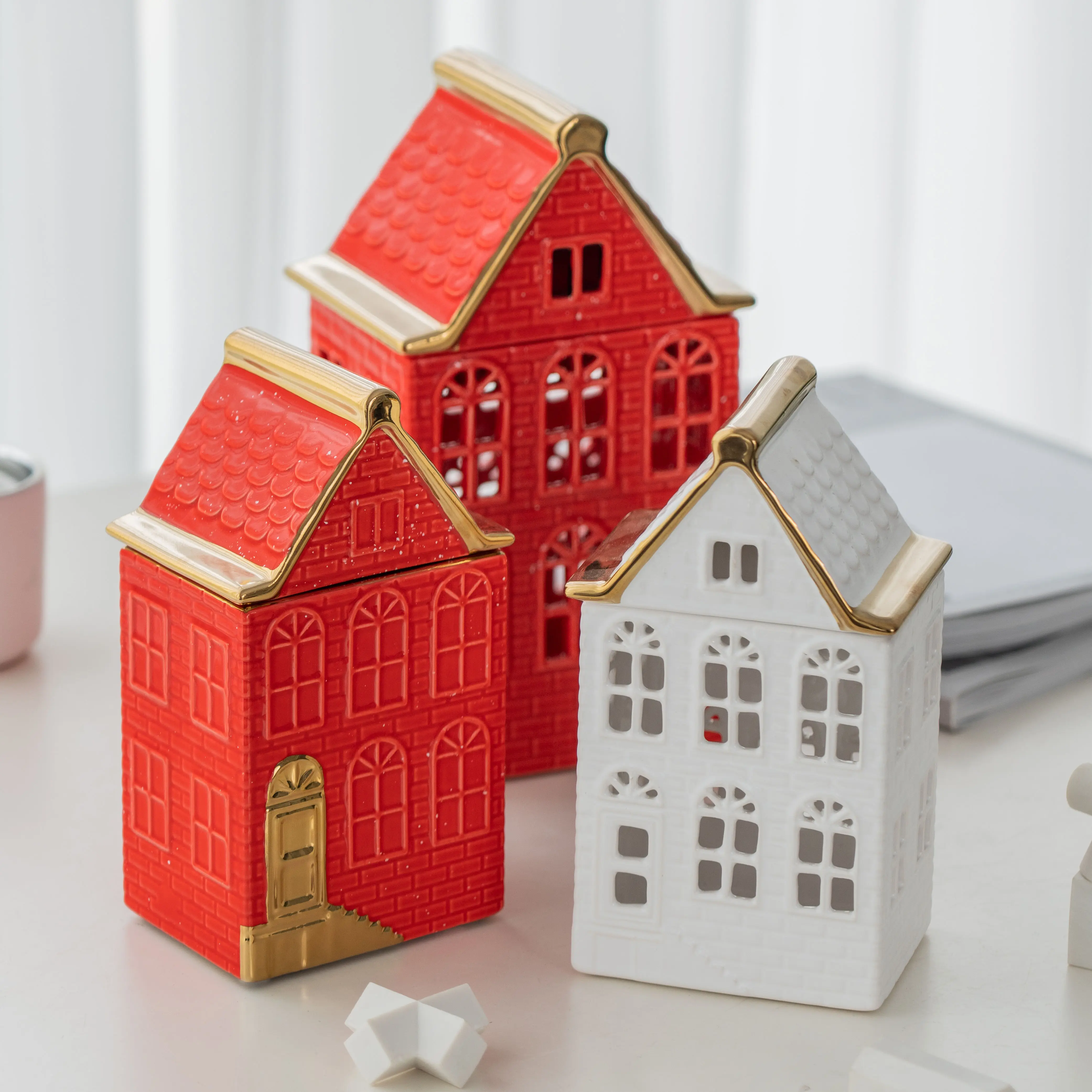 사용자 정의 홈 장식 현대 금 도금 크리스마스 중공 디자인 하우스 세라믹 장식품