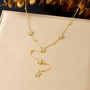 שרשרת נירוסטה ארוכה ומנצנצת בצורת פרח משובצת יהלומים שקופים פשוטים מצופים זהב 18 קראט - Product Image 3