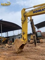 Excavatrice sur chenilles Komatsu PC1250HD de grande taille avec un puissant moteur de 775 ch. Les composants principaux incluent le moteur, la boîte de vitesses, la pompe à engrenages, le roulement, le PLC.