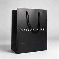 Sacs en papier recyclables personnalisés en gros avec poignées à cordon, impression de logo sur mesure pour emballages cadeaux de luxe noirs