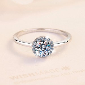 MOQ 1 Bague de fiançailles en argent sterling S925 avec diamant rond en moissanite VVs1 0,5 carat pour femme - Product Image 4