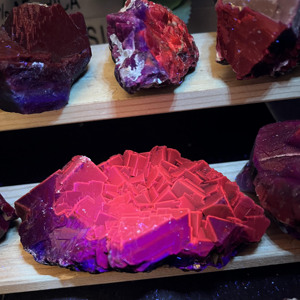 Vente flash : spécimen de fluorite du Pakistan, fluorite noire rose brute, cristal brut, fluorescence, minéral de fluorite pour la guérison, cadeau - Product Image 2