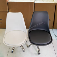 Chaise de bureau contemporaine pivotante et réglable avec siège en plastique, coussin en PU et roulettes