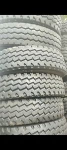 <span class=keywords><strong>Pneu</strong></span> 1000R20 remis à neuf avec grand motif en zigzag - Product Image 5