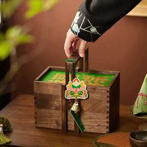 Coffret Cadeau Édition Limitée Fête des Bateaux du Dragon 2026 : Panier en Bois Massif + Couvercle de Style Chinois Vert Foncé - Idéal pour les Entreprises - Product Image 3