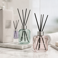 Bouteilles diffuseuses de parfum en verre carrées plates classiques et colorées de 250 ml, réutilisables, avec bouchon argenté et bâtonnets diffuseurs, boîte personnalisée