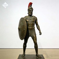 Sculpture en bronze d'un guerrier romain agenouillé, décorative pour galerie d'art, avec finition antique