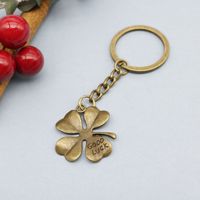 Porte-clés porte-bonheur à quatre feuilles gravé, en alliage de zinc, talisman pour la Saint-Patrick, cadeau pour hôtesse