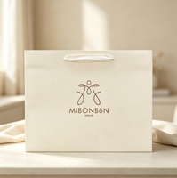 Sacs cadeaux en papier personnalisés avec logo OEM, estampés, avec dorure à chaud, revêtement UV, vernissage brillant/mat et gaufrage