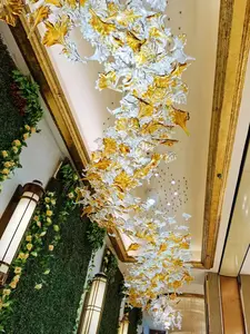 호텔 클럽 연회장의 높은 천장을 위한 주문 점화 현대 유행 예술 유리제 단풍나무 잎 유형 장식적인 큰 샹들리에