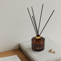 Bouteille de diffuseur de parfum en verre rond ambré de luxe vide de 150 ml avec couvercle doré à vis et bâtonnets