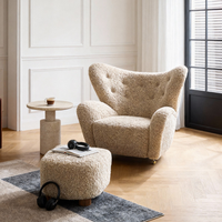 Fauteuil de salon de style français moderne et luxueux, structure en bois, dossier solide, inclinable, rembourrage en mousse souple, décoration d'appartement ou de villa