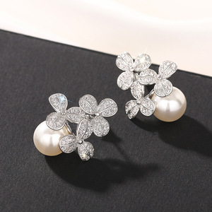 Orecchini a Fiore Stile Perla per Donne, Eleganti Gioielli Floreali alla Moda - Product Image 1