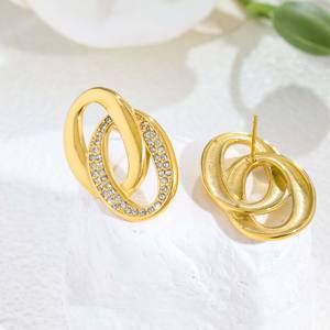 1 Par de Pendientes de Aro Doble Entrecruzados con Diamantes Pavé en Oro - Diseño de Anillo Cruzado, Elegantes y Versátiles para Eventos Casuales - Product Image 3