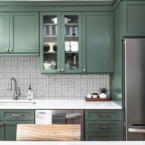 Gabinetes de <span class=keywords><strong>Cocina</strong></span> Modernos Estilo Farmhouse en <span class=keywords><strong>Verde</strong></span> <span class=keywords><strong>Oscuro</strong></span>, Isla de <span class=keywords><strong>Cocina</strong></span> Contemporánea con Herrajes de Latón, Diseño de <span class=keywords><strong>Cocina</strong></span> Tradicional Shaker - Product Image 3