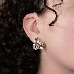 Orecchini a Perno con Nodo Geometrico Triangolare per Donne, Design Baguette, Eleganti Accessori per Orecchie da Indossare Quotidianamente - Product Image 3