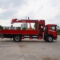 Grue de camion de 8 tonnes avec flèche rigide de 17,5 m, roulement et moteur, rayon de braquage court pour projets de construction, hydraulique fiable