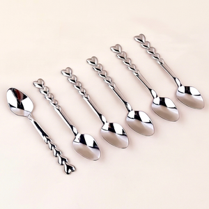Cuchara plateada con mango de diseño de corazón, acero inoxidable con acabado espejo, resistente al óxido, para regalo de boda, fiesta y uso elegante en la mesa. - Product Image 1