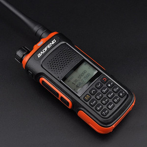 Radio analogique Baofeng UV-5R Plus 136-174 MHz 400-527 MHz avec balayage de canaux pour utilisation en extérieur - Product Image 2