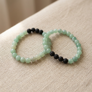 Bracelet extensible en aventurine verte et perles de lave volcanique noire - Product Image 2