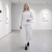 Ensemble 2 pièces décontracté en crêpe uni pour femme, haut asymétrique et jupe, fabrication OEM/ODM, blanc, designer de niche, logo personnalisé en gros