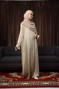 Conjunto de Abaya de Seda Real Serene Ethereal Heaven con Pañuelo Cuadrado Compatible con Wudhu para Uso Diario y Modesto - Product Image 2