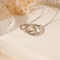 Colliers de couple personnalisés en acier inoxydable, pendentif double anneau classique gravé avec un nom, bijoux simples et élégants