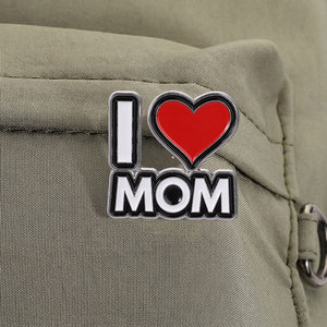 Pin Enamel Custom I Love Mom Hati Merah Lencana Logam Hadiah Hari Ibu Pin Kerah Kreatif untuk Ibu Perhiasan Fashion - Product Image 4