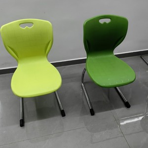 Chaise d'école en plastique empilable jaune-vert pour enfant et étudiant, design contemporain - Product Image 1