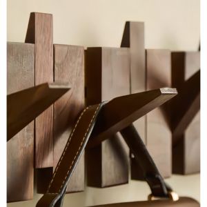 رف مناشف ملابس خشبي حديث متعدد الوظائف من خشب الجوز الصلب من شمال الولايات المتحدة مثبت على الحائط بتصميم بسيط على شكل بيانو - Product Image 3