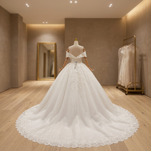 Vestido de novia de gala con hombros descubiertos, de tul brillante, corte A y cola capilla - Product Image 4